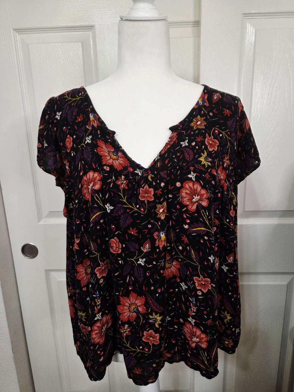 Old Navy Black Floral V-Neck Short Sleeve Blouse